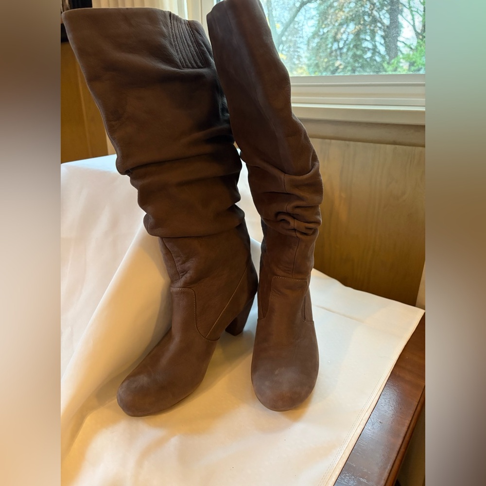 Kenneth Cole grey brushed suede slouch boots
Size 8
